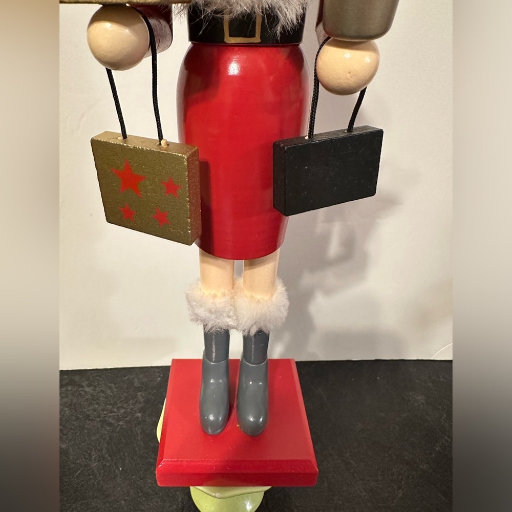 Shopper lady nutcracker - Picture 7 of 8